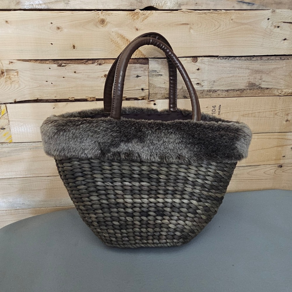 Bath & Body Works Woven Straw Tote Bag Faux Fur Trim Brown Grey Basket Bag